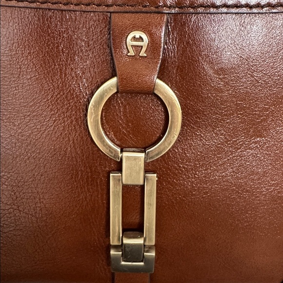 Etienne Aigner rich brown leather shoulder bag w/brushed gold hardware - Picture 2 of 14